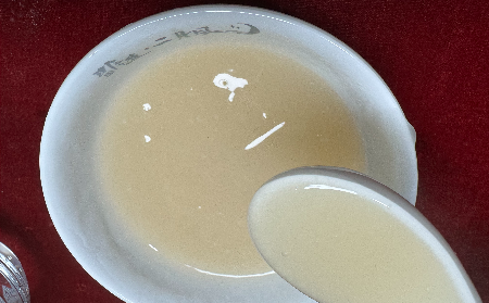 多少媽媽栽在輔導(dǎo)作業(yè)上！姥姥端來(lái)的一杯溫?zé)嵊袡C(jī)葛根粉，竟成了情緒 “滅火器”